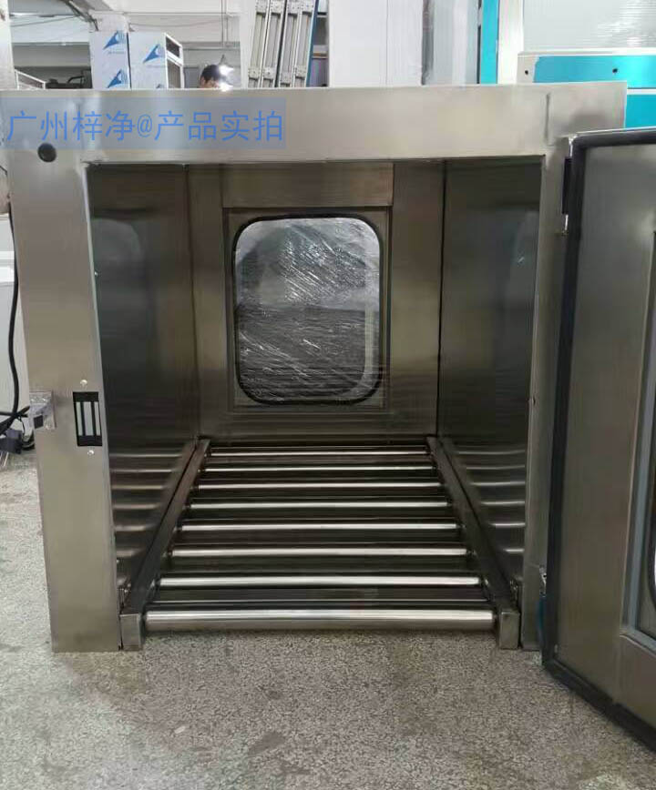 滚筒输送线传递窗是在传递窗底部安装不锈钢滚筒,方便物料传递。 滚筒输送线传递窗是在传递窗底部安装不锈钢滚筒
