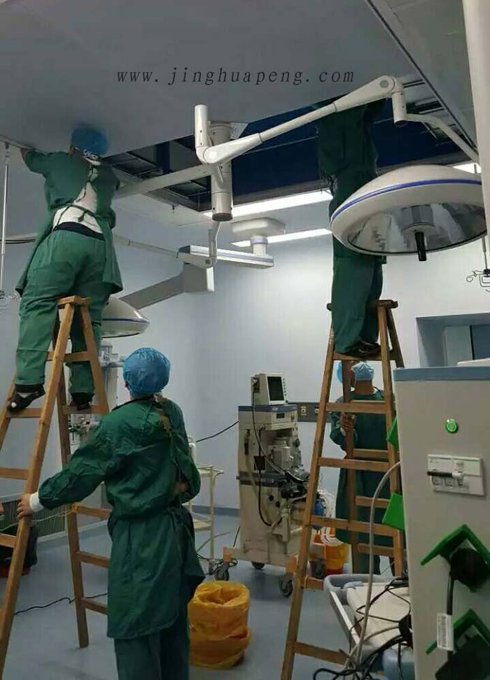 专业人员正在对医院洁净手术室更换高效空气过滤器 专业人员正在对医院洁净手术室更换高效空气过滤器