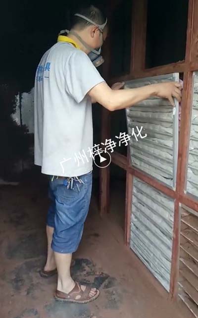 工作人员正在安装干式柜袋式除尘空气过滤器 工作人员正在安装干式柜袋式除尘空气过滤器