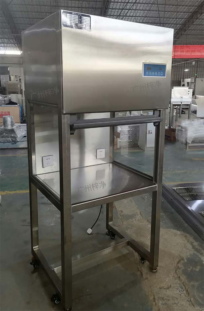 升降门超净工作台是采用单向空气流,室内空气经预初效过滤器进入静压箱,再经过高效空气过滤器,最后在操作区内形成高度洁净的单向空气流,是提供操作区高洁净度工作环境的理想设备。 升降门超净工作台是采用单向空气流,室内空气经预初效过滤器进入静压箱,再经过高效空气过滤器,最后在操作区内形成高度洁净的单向空气流,是提供操作区高洁净度工作环境的理想设备。